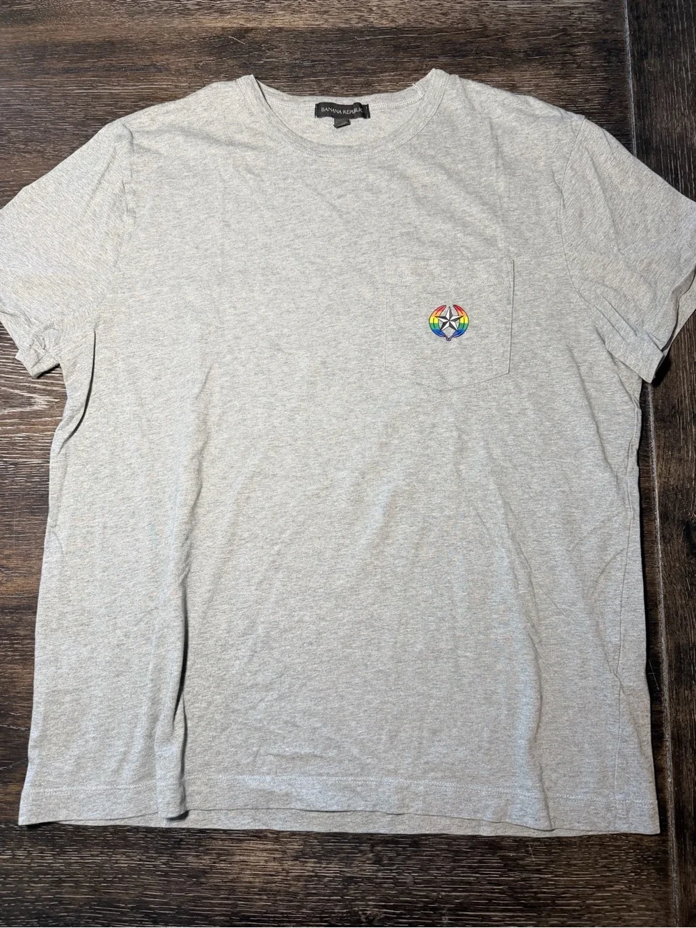 Banana Republic Men’s Light Gray Crewneck T shirt pride